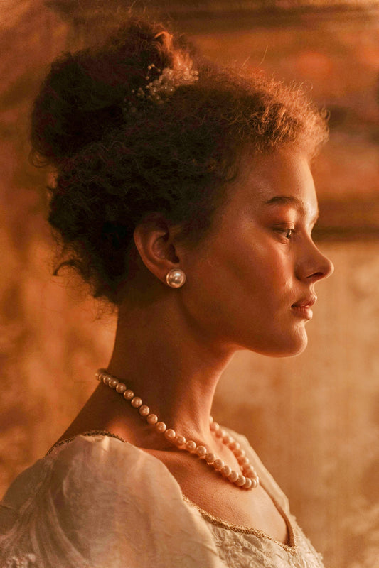 Lady with pearl necklace and pearl earing